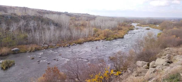 Βραχώδης Όχθη Του Ποταμού Ανάμεσα Στους Λόφους Κατάφυτη Βλάστηση Γρανίτη — Φωτογραφία Αρχείου