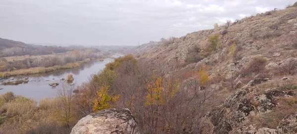 Скелястий Берег Річки Серед Пагорбів Порослих Рослинністю Гранітні Камені Серед — стокове фото