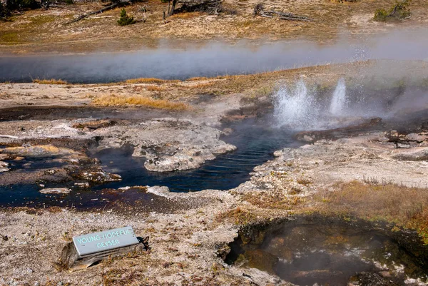 Геотермальные источники в Йеллоустонском национальном парке — стоковое фото