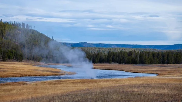 Firehole River i Yellowstone nasjonalpark – stockfoto