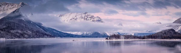 Dawn at the Upper Kananaskis Lake in Peter Lougheed Provincial Park, Alberta — Fotografia de Stock