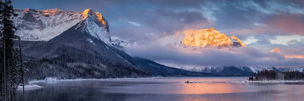 Aamunkoitto Ylä-Kananaskisin järvellä Peter Lougheedin maakuntapuistossa, Albertassa — kuvapankkivalokuva