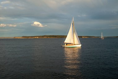 Washington 'da gün batımında bir yelkenli.