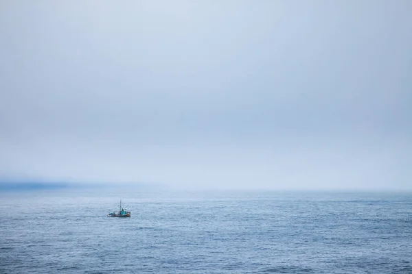 Рыбацкая лодка в тумане у берегов мыса Лесть, штат Вашингтон — стоковое фото