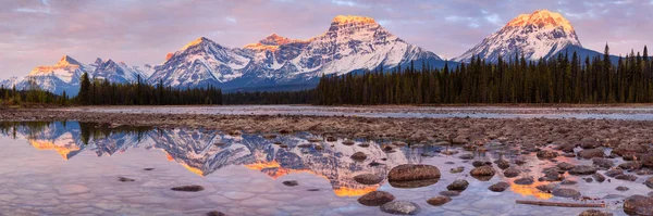 Mount Fryatt und Whirlpool Peak mit dem Athabasca River bei Sonnenaufgang, Jasper National Park — Stockfoto