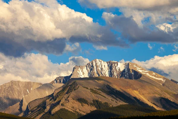 Fisher Peakis the mountain inKananaskis Country, Alberta — стокове фото