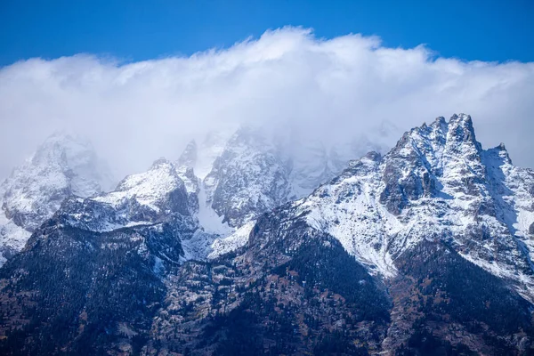 Сніг вкрив вершини гір у національному парку Гранд - Тетон. — стокове фото