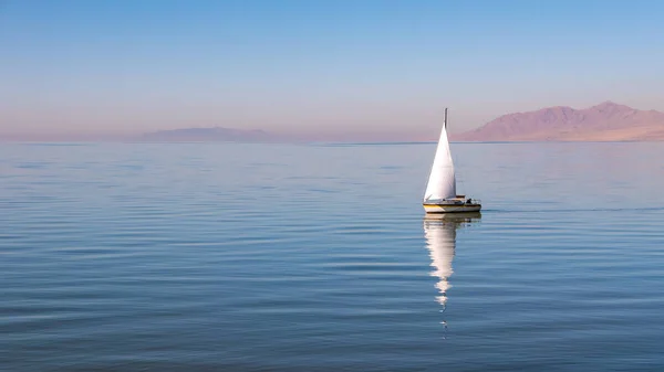 Malá plachetnice na Velkém slaném jezeře u Salt Lake City — Stock fotografie