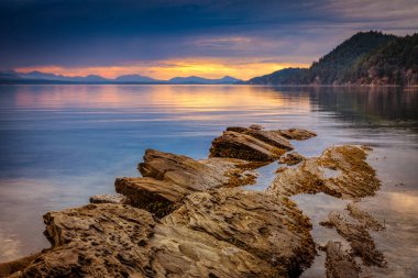 Montague Harbour Marine Provincial Park Galiano Adası Gulf Islands, Britanya Kolombiyası'nda gün batımında