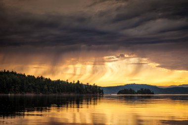 Montague Harbour Marine Provincial Park Galiano Adası Gulf Islands, Britanya Kolombiyası'nda gün batımında