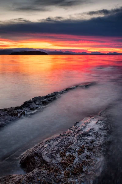 Sunset at Montague Harbour Marine Provincial Park on Galiano Island in the Gulf Islands, British Columbia — Stock Photo, Image