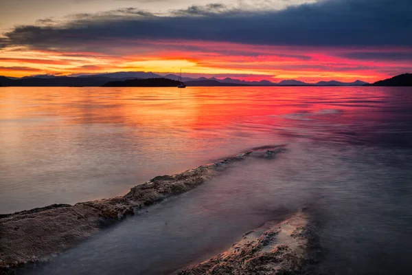 Západ slunce v Montague Harbour Marine Provincial Park na ostrově Galiano v Gulf Islands, Britská Kolumbie — Stock fotografie