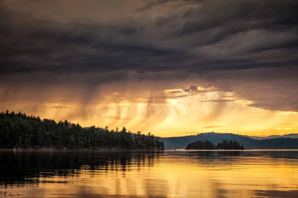 Puesta de sol en el Parque Provincial Marino de Montague Harbour en la Isla Galiano en las Islas del Golfo, Columbia Británica — Foto de Stock