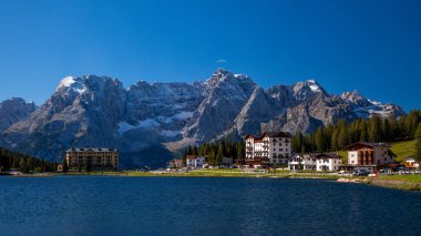 Güzel Lago di Misurina Kuzey İtalya'daki Dolomites içinde