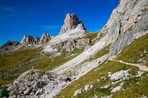 Caminhadas ao redor da Cinque Torri nas Dolomitas do norte da Itália — Fotografia de Stock