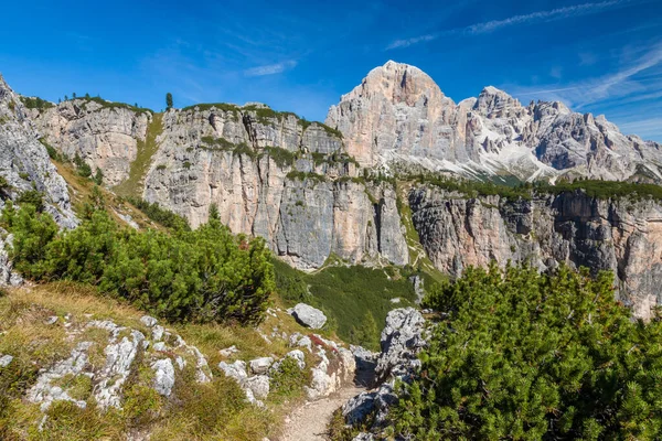 Senderismo por el Cinque Torri en los Dolomitas del norte de Italia —  Fotos de Stock