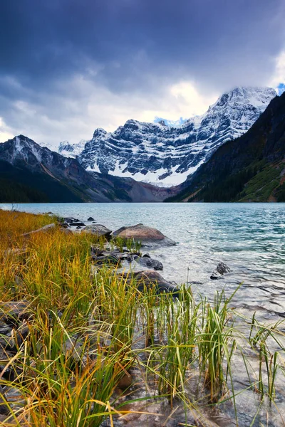 Mount Chephren y Chephren Lake en el Parque Nacional Banff, Canadá — Foto de Stock