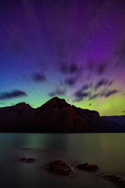 Aurora en el lago Minnewanka, Parque Nacional Banff, Alberta — Foto de Stock