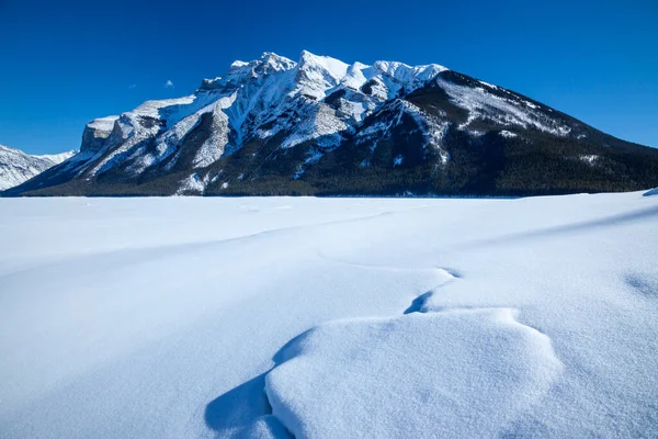 Winter at Lake Minnewanka in Banff National Park, Alberta — Foto de Stock