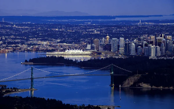 Lions Gate Bridge and Canada Place, Vancouver, British Columbia — Stockfoto