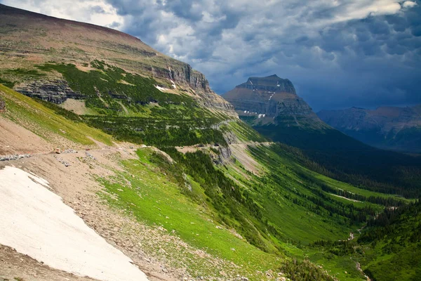 La carretera Going-to-the-Sun en el lado este de Logan Pass en el Parque Nacional Glaciar, Montana — Foto de Stock