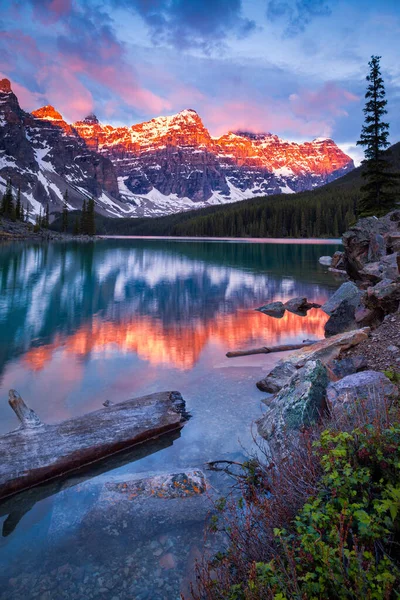 Sunrise at Moraine Lake in Banff National Park, Alberta — Foto de Stock