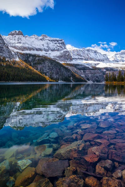 Ősz a Boom Lake-ben a Banff Nemzeti Parkban, Albertában — Stock Fotó