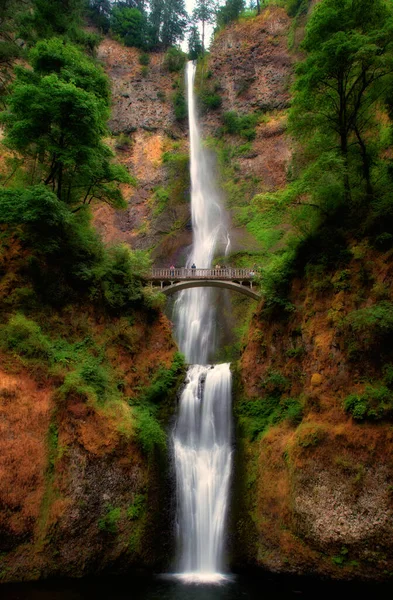 Multnomah Falls, gelegen in der Columbia River Gorge, Oregon, USA. — Stockfoto