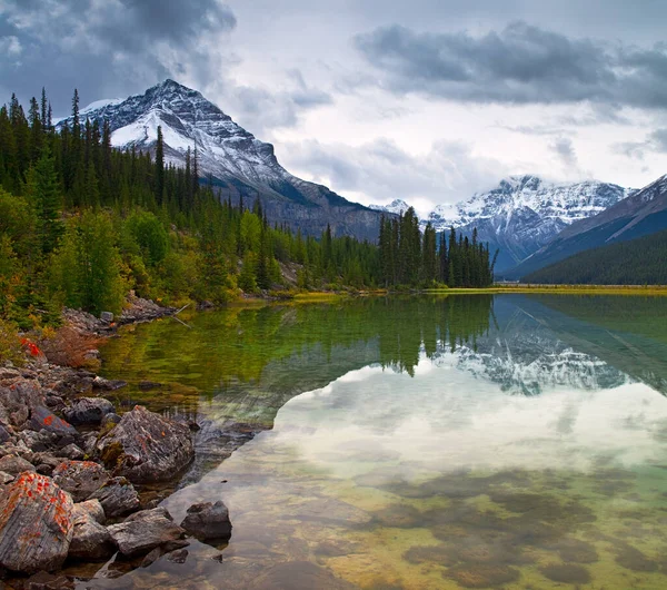 A mountain pond near Beauty Creek along the Icefield Parkway in Banff National Park — Stock Fotó