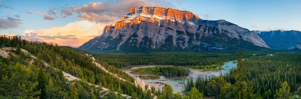 Mount Rundle and the Banff Hoodoos in late afternoon - Banff National Park, Alberta — Φωτογραφία Αρχείου