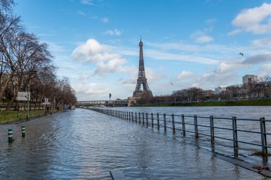 Arka planda Eyfel kulesi ve Pont de Bir-Hakeim ile birlikte Seine nehrinin taşması - Paris, Fransa