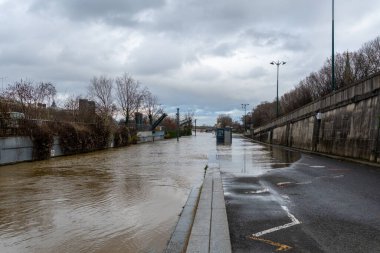 Pont de Alexandre III yakınlarındaki Seine nehrinde sel.