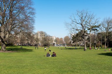 Paris, Fransa - 07 Mart 2021: Paris Pazar günü Montsouris Halk Parkında keyif çatıyor