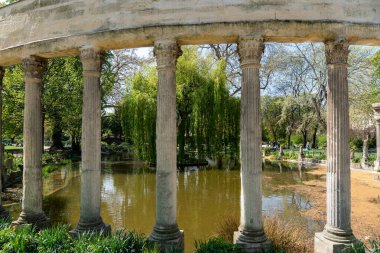 Parc Monceau - Paris, Fransa 'daki ünlü klasik Roma sütunları..