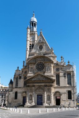 Baharda Saint-Etienne-du-Mont kilisesi. Montagne Sainte-Genevieve 'de, Fransa' nın başkenti Pantheon yakınlarında yer almaktadır..