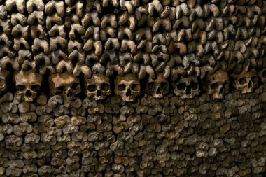 Paris, Fransa - 15 Haziran 2021: Paris - Fransa Yeraltı Mezarlıklarında Kurukafalar ve Kemiklerden oluşan Duvar