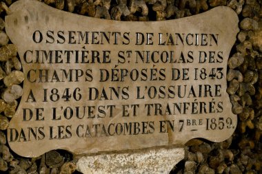 Paris, Fransa - 15 Haziran 2021: Paris-Fransa yeraltı mezarlarının duvarlarında plaka