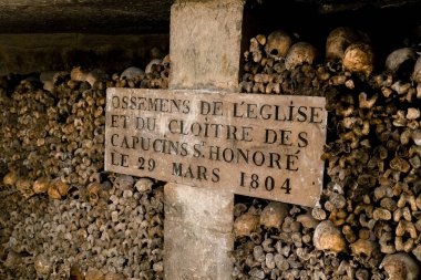 Paris, Fransa - 15 Haziran 2021: Paris-Fransa yeraltı mezarlarının duvarlarında plaka