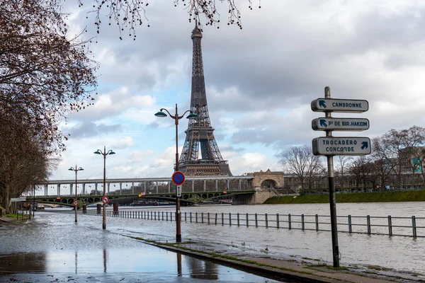 Arka planda Eyfel kulesi ve Pont de Bir-Hakeim ile birlikte Seine nehrinin taşması - Paris, Fransa