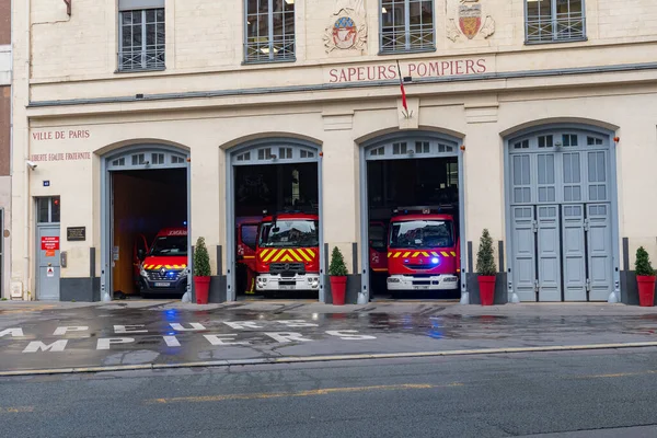 Paris Frankreich Februar 2021 Rote Feuerwehrfahrzeuge Verlassen Das Hauptquartier Der lizenzfreie Stockfotos