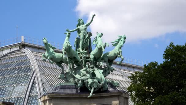 파리에 있는 그랜드 팔레 꼭대기에서 불협화음을 연주하는 조각상 — 비디오