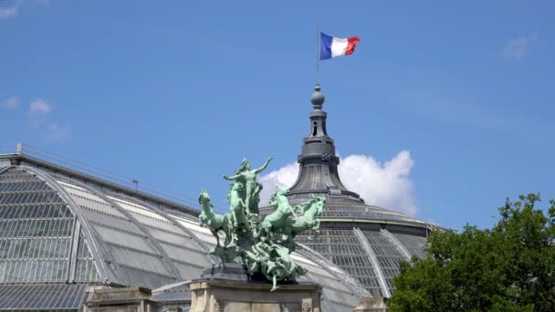 Γαλλική σημαία κυματίζει στην κορυφή του Grand Palais και Harmony άγαλμα στο Παρίσι — Αρχείο Βίντεο