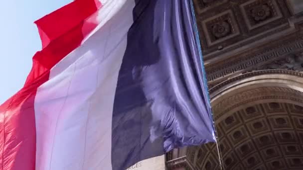 Franska flaggan i vinden under Triumfbågen - Paris, Frankrike — Stockvideo