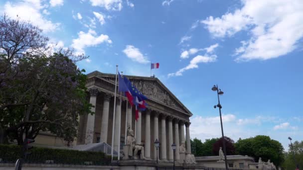 Gebouw van de Franse Nationale Assemblee met zwaaiende Franse en Europese vlaggen - Parijs — Stockvideo