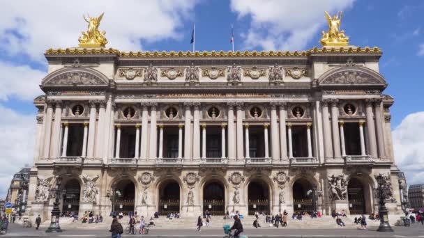오페라 가르니에 의집 계단에서 쉬고 있는 파리 사람들 - 프랑스 파리 — 비디오