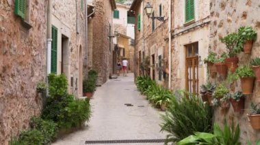 Valldemossa 'nın geleneksel bir köyü olan Mallorca, İspanya' da dar bir sokak.