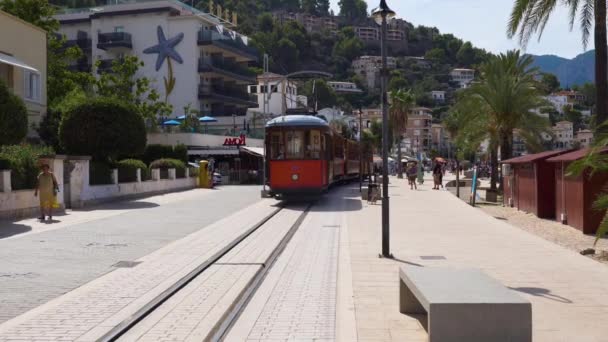 Gamla spårvägen lämnar Port de Soller - Mallorca, Spanien — Stockvideo
