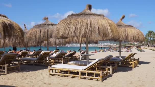 Turistas tomando el sol en la playa de Palma de Mallorca - España — Vídeo de stock