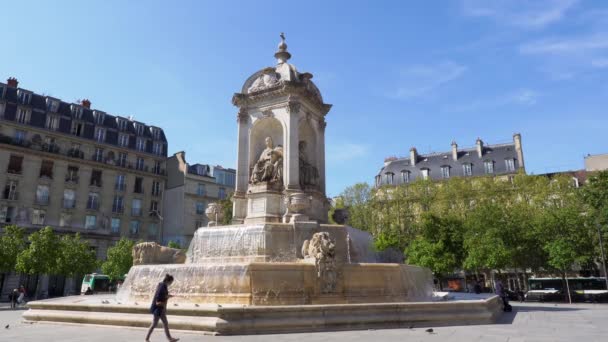 Η πηγή Saint-Sulpice στο κέντρο του Παρισιού. — Αρχείο Βίντεο