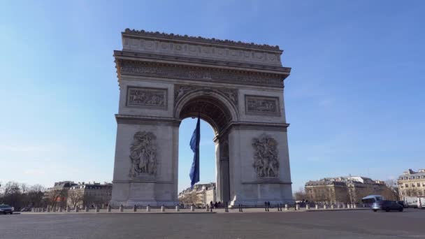 Vlajka Evropské unie vlající ve větru pod Vítězným obloukem - Paříž, Francie — Stock video